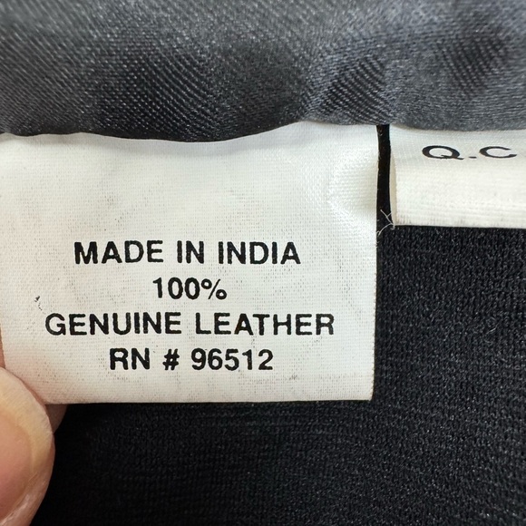 Saguaro.  Vintage .Black Leather Vest with Zipper Closure and Pointed Collar - Picture 8 of 12